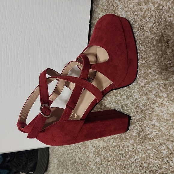 Heels - Picture 2 of 6
